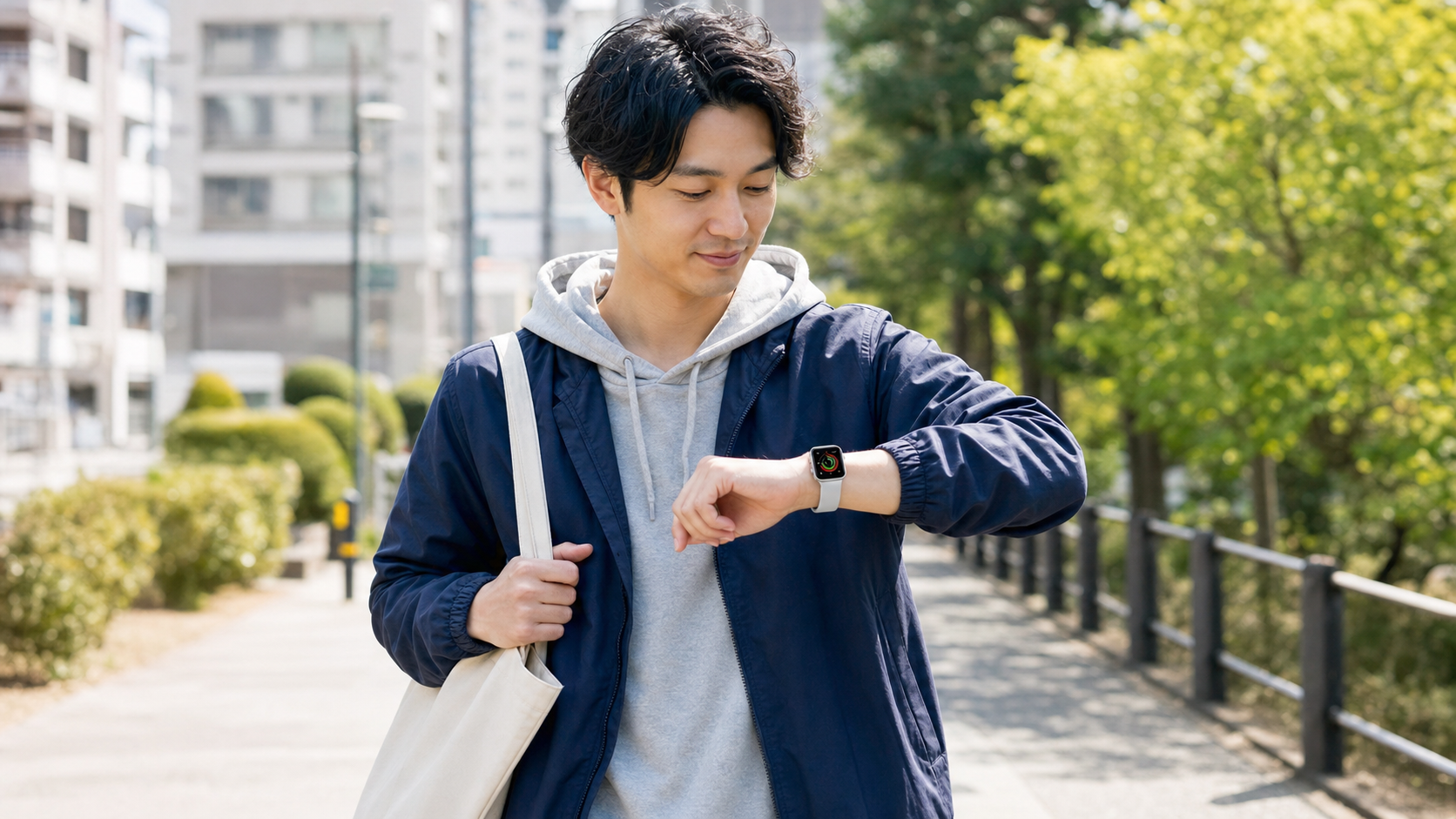Apple Watch SE 3を外出中に着用している男性のイメージ