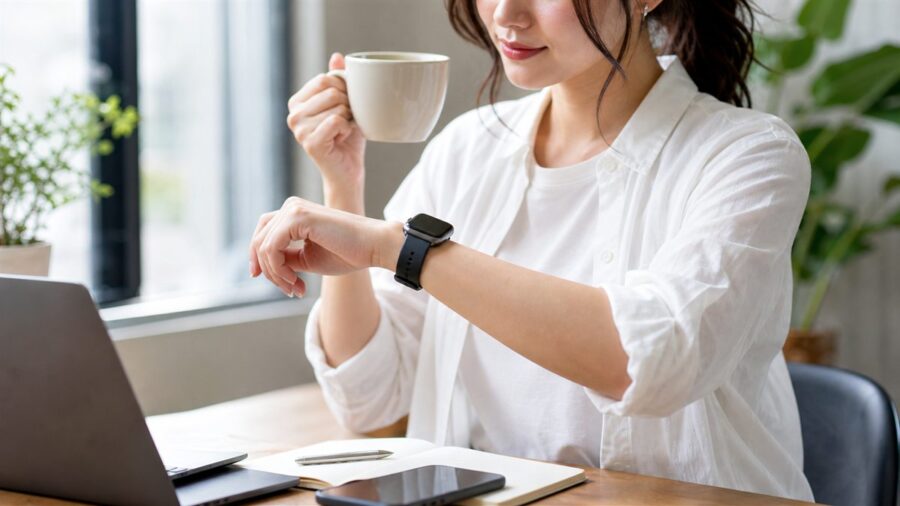 女性がAmazfit Bip 6を着用している腕元のイメージ
