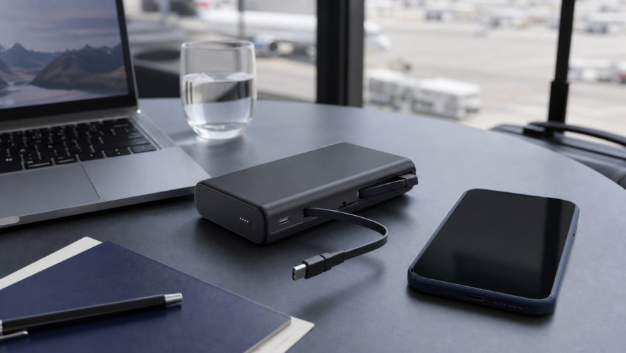 出張用バッグとノートPCのそばに置かれた大容量モバイルバッテリーのイメージ
