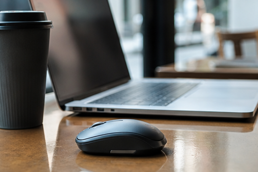ノートPCと一緒に置かれたLogicool MX Anywhere 3Sのイメージ