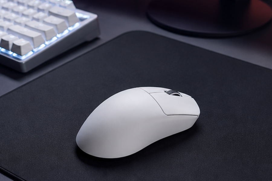 Logicool G PRO X SUPERLIGHT 2の白い軽量ワイヤレスゲーミングマウスをデスク上に置いたイメージ