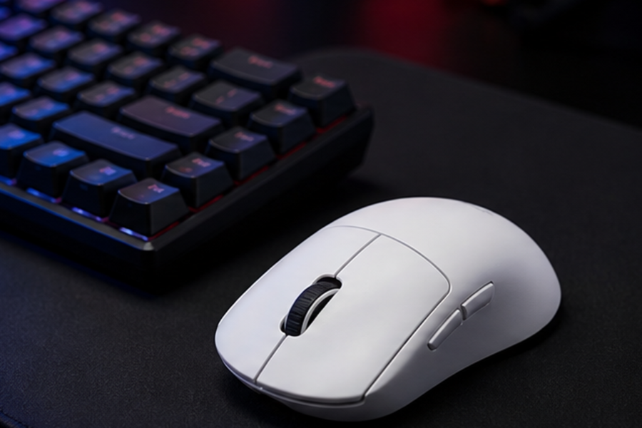 Razer Viper V3 Pro風の白い軽量ワイヤレスマウスをゲーミングデスクに置いたイメージ