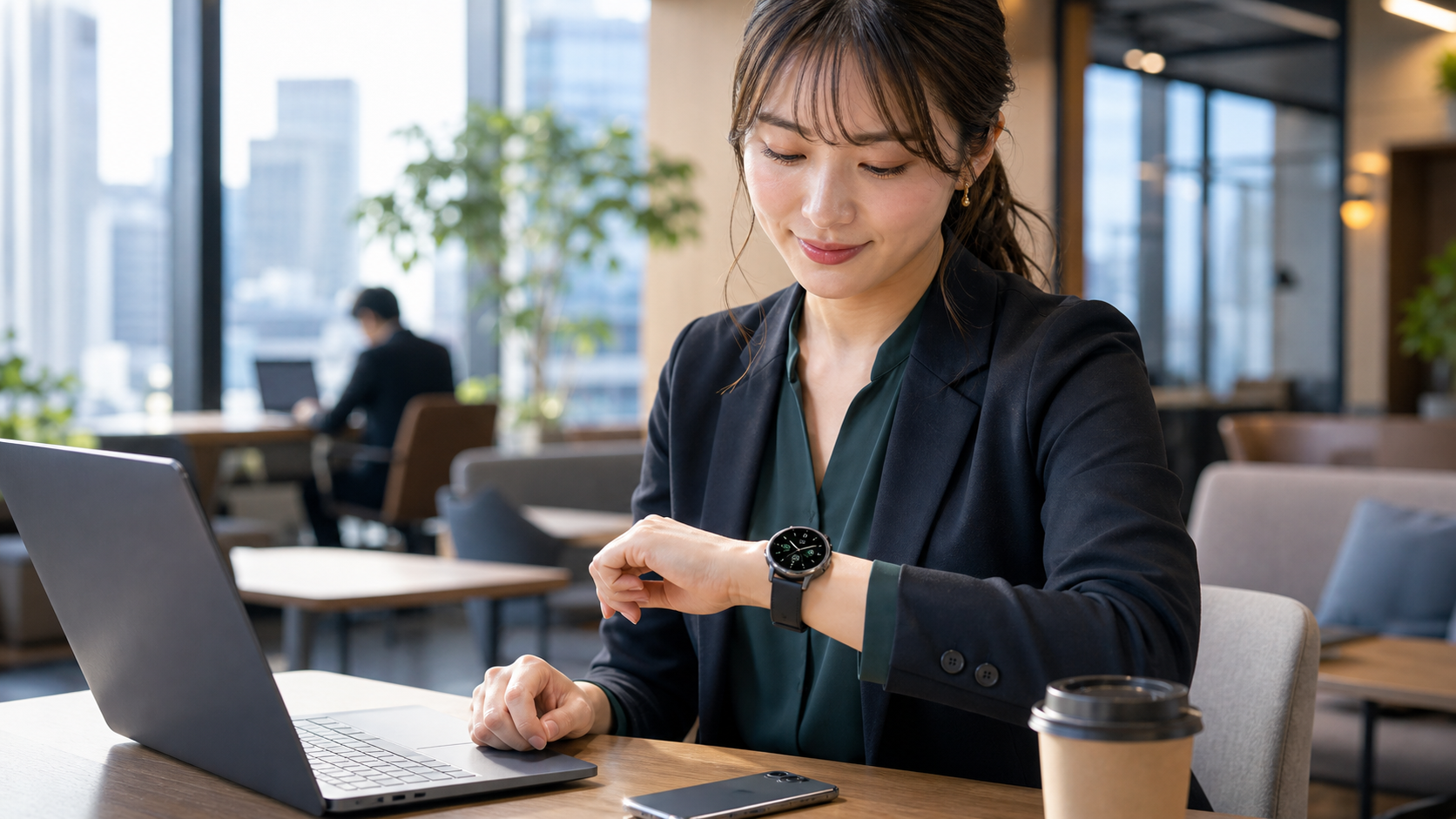OnePlus Watch 3を仕事中に着用している女性のイメージ